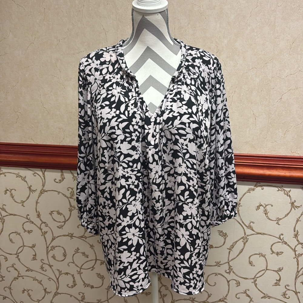 Vince Camuto: Black and Pink Blouse with Elegant Design
